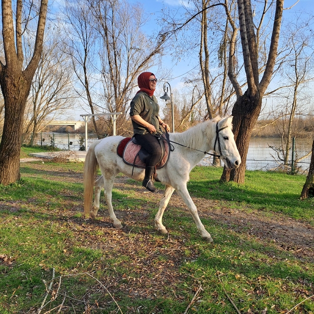 Sakarya'da bazı kadınlar ilk kez ata binmenin heyecanını yaşadı