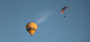 Pamukkale'de paraşütçüler, sıcak hava balonundan atladı 