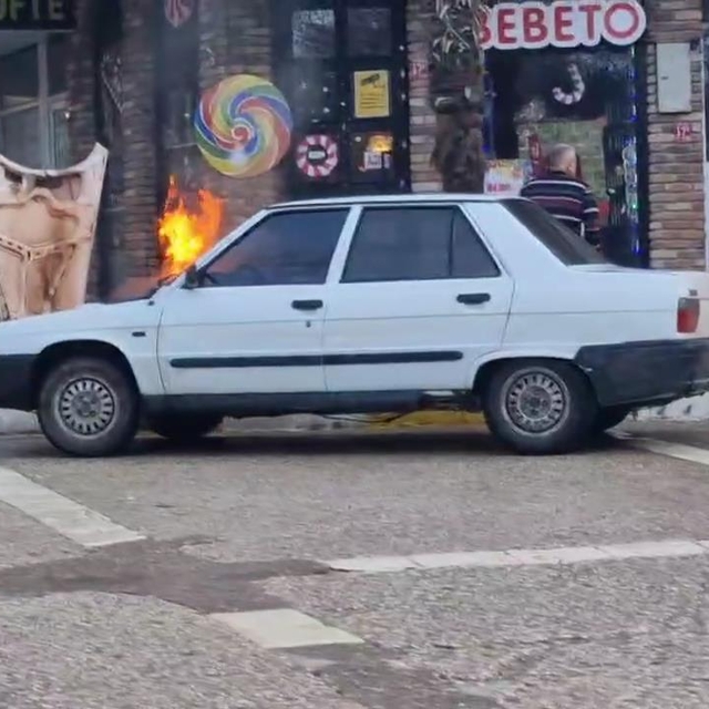 Balıkesir'de meydana gelen araç yangını esnafın müdahalesiyle söndürüldü