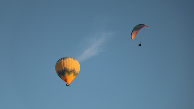 Pamukkale'de paraşütçüler, sıcak hava balonundan atladı