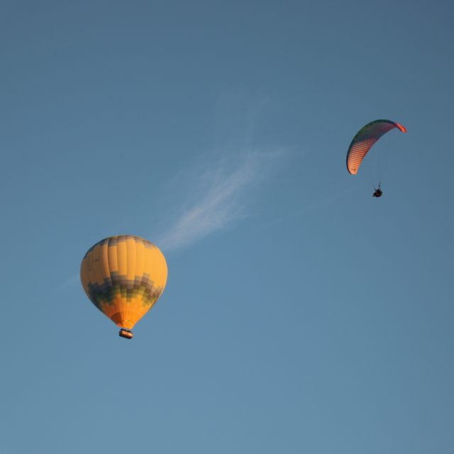 Pamukkale'de paraşütçüler, sıcak hava balonundan atladı