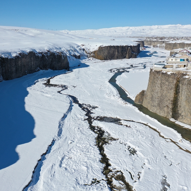 Karla kaplanan Murat Kanyonu dronla görüntülendi