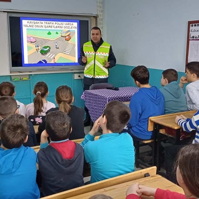 Edirne'de jandarma ekiplerinden öğrencilere trafik eğitimi