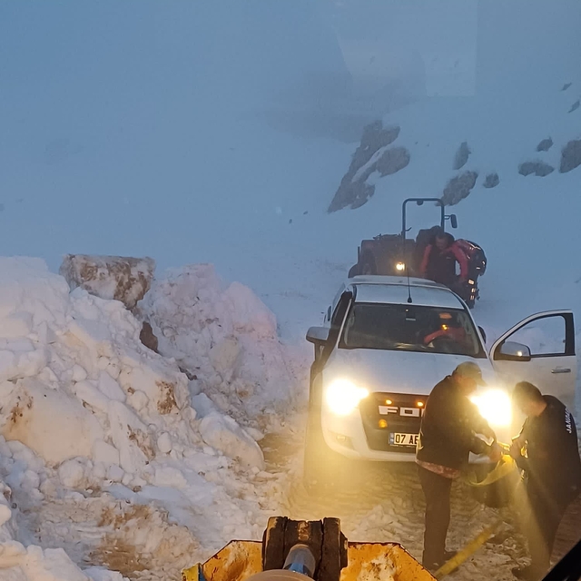 Antalya'da kar nedeniyle yaylada mahsur kalan 4 kişi kurtarıldı
