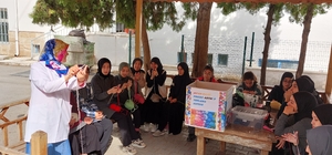 Malatya'da liseliler depremzede çocuklar için atkı, bere ve patik ördü