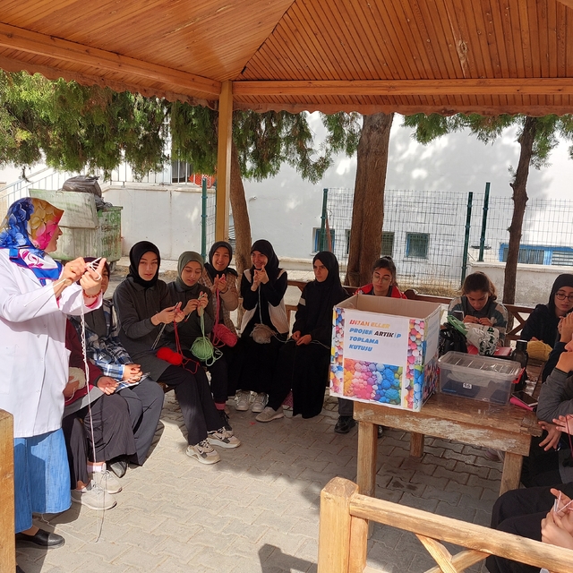 Malatya'da liseliler depremzede çocuklar için atkı, bere ve patik ördü