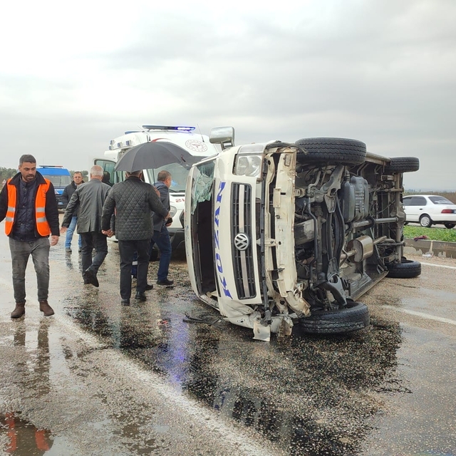 Adana'da minibüsün devrildiği kazada 8 kişi yaralandı