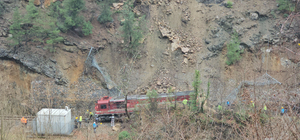 Raydan çıkan tren için kaldırma çalışması; ekipler vagonlar ile gidiyor
