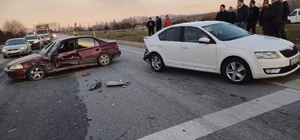 Gediz'de iki otomobilin çarpıştığı kazada 1 kişi yaralandı