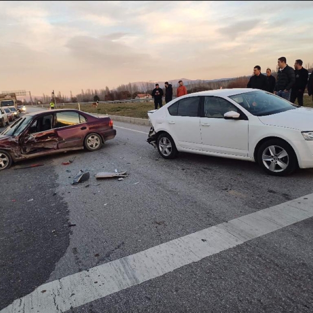 Gediz'de iki otomobilin çarpıştığı kazada 1 kişi yaralandı