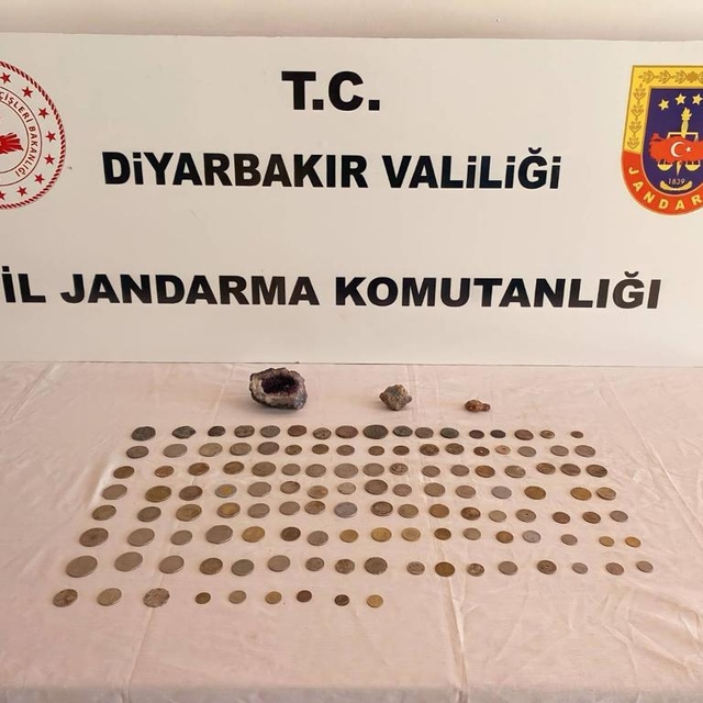 Diyarbakır'da 127 sikke ve 3 değerli taş ele geçirildi