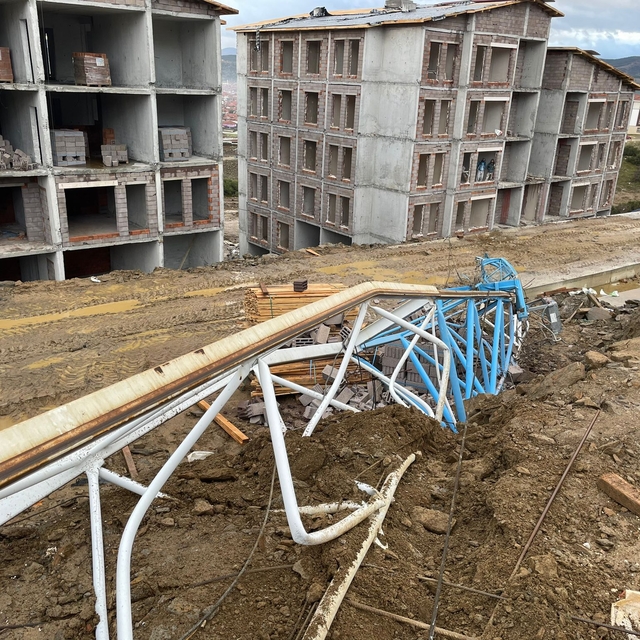 Manisa'da kule vincin devrilmesi sonucu operatör öldü