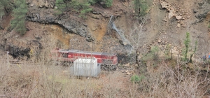 Raydan çıkan tren için kaldırma çalışması; ekipler vagonlar ile gidiyor (2)