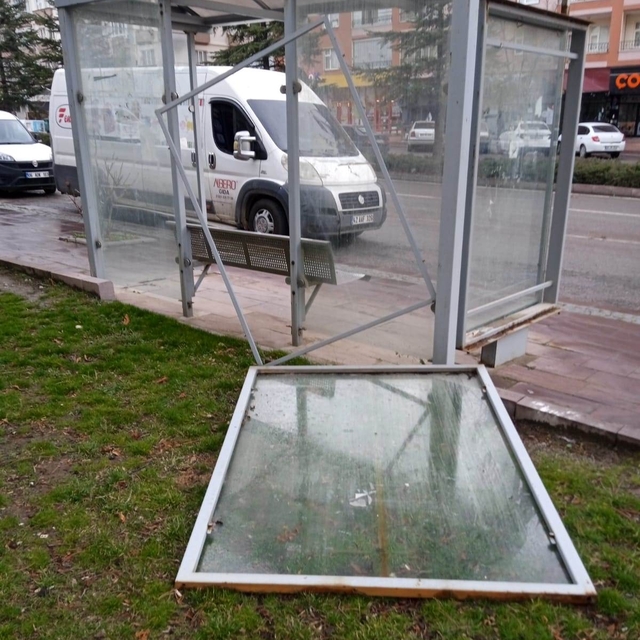 Seydişehir'de rüzgar çatıları uçurdu