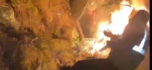 Yanan otomobilde sıkışan sürücüyü TIR şoförü kurtardı