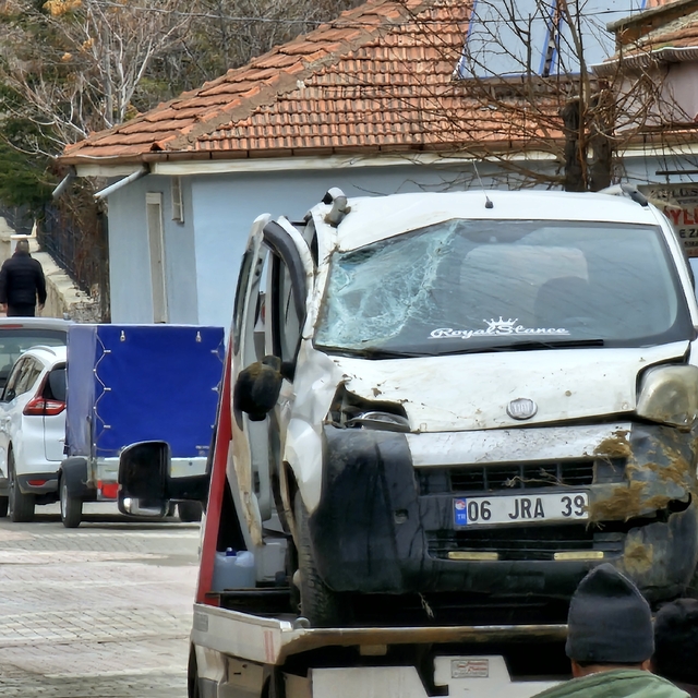 Konya'da hafif ticari araç şarampole devrildi 2 kişi yaralandı