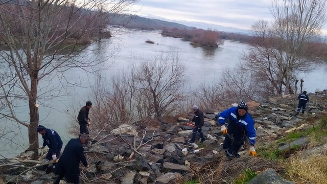Murat Nehri kıyısında çevre temizliği yapıldı