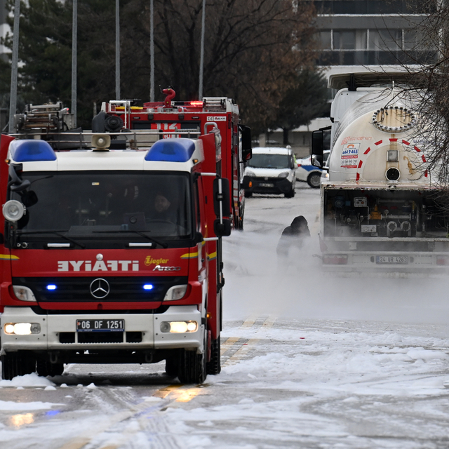 LPG dolu tankerdeki gaz sızıntısına müdahale ediliyor