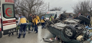 Kütahya'da elektrik direğine çarpan otomobildeki 5 kişi yaralandı