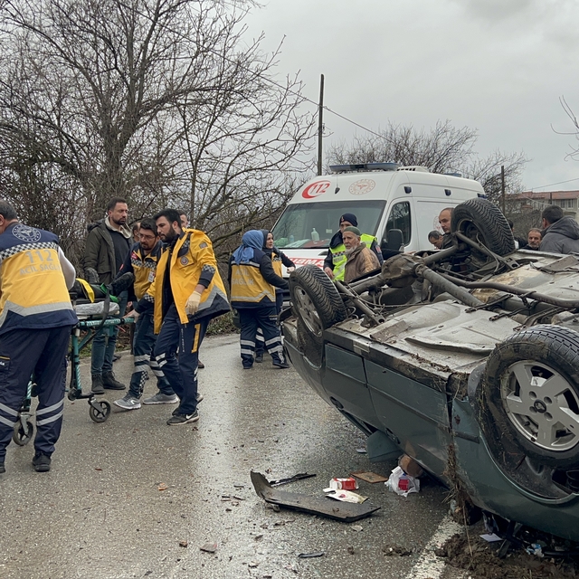 Kütahya'da elektrik direğine çarpan otomobildeki 5 kişi yaralandı