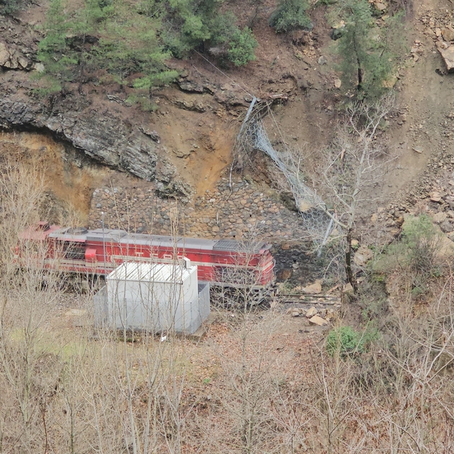 Raydan çıkan tren için kaldırma çalışması; ekipler vagonlar ile gidiyor (2)