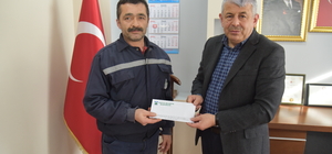 Espiye Belediye Başkanı Karadere, örnek davranış sergileyen işçiye ödül ver...