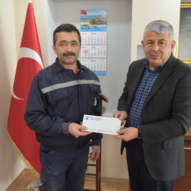 Espiye Belediye Başkanı Karadere, örnek davranış sergileyen işçiye ödül ver...