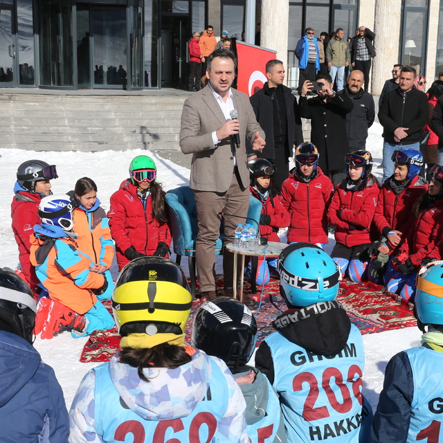 Gençlik ve Spor Bakan Yardımcısı Eminoğlu, Hakkari'de gençlerle buluştu: