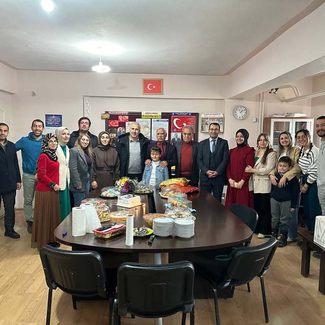 Van'da doğum gününde emekli olan öğretmene  duygulandıran veda