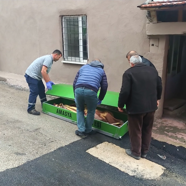 Yalnız yaşadığı evinde ölü bulundu