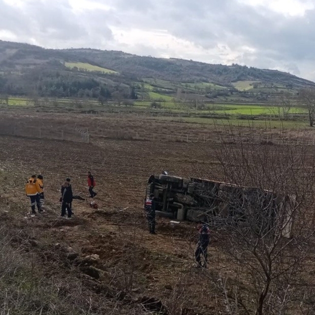 Balıkesir'de şarampole devrilen kamyonun sürücüsü öldü