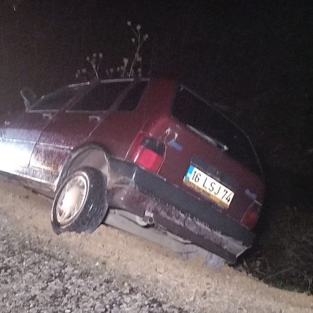 Orhangazi'de dereye yuvarlanmak üzere olan otomobili yol kenarındaki ağaç e...