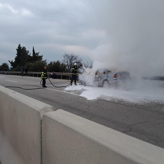 Hatay'da otomobilde çıkan yangın söndürüldü
