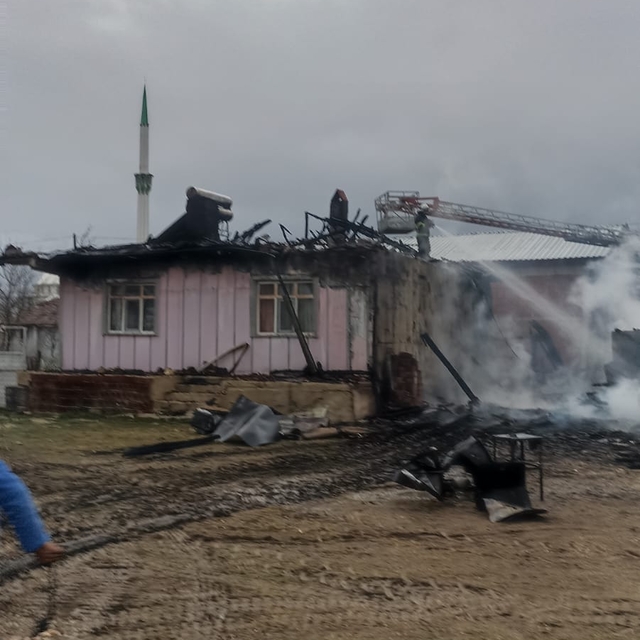 Ladik'te samanlık yangınında 2500 balya saman zarar gördü