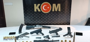 İzmir'de yasa dışı silah ticareti yaptığı öne sürülen şüpheli yakalandı
