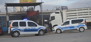 Tamir ettiği TIR'ın altında kalan usta öldü