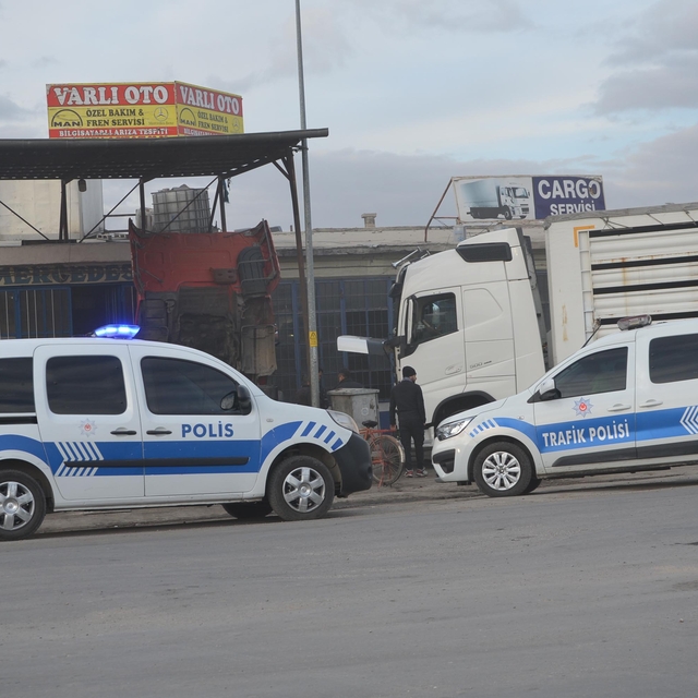 Tamir ettiği TIR'ın altında kalan usta öldü