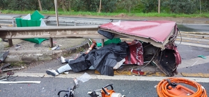 Bariyere çarpan otomobil parçalandı: 2 ölü, 2 yaralı
