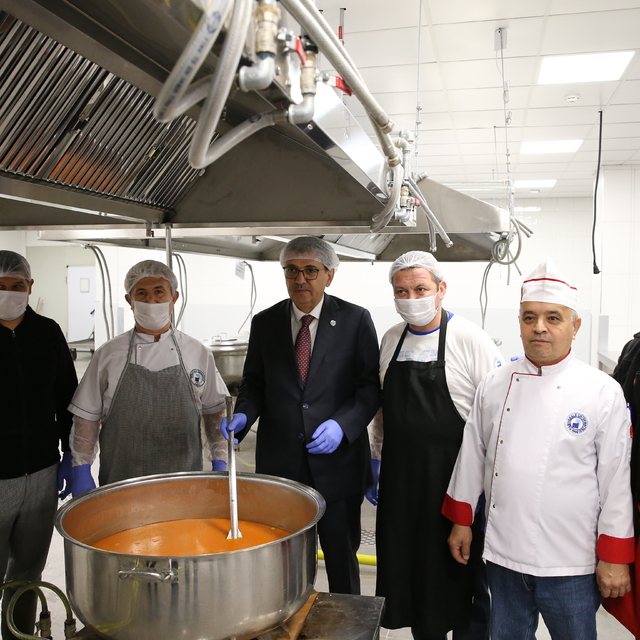Pamukkale Üniversitesi Rektörü Kutluhan, yemekhaneyi denetledi