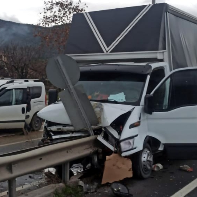 Sakarya'da iki ayrı trafik kazasında 3 kişi yaralandı