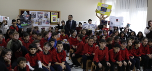 Öğrenciler, okudukları kitaplardaki kişileri kıyafetlerini giyerek anlattı