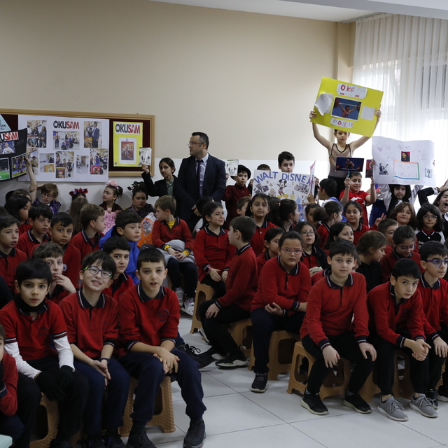 Öğrenciler, okudukları kitaplardaki kişileri kıyafetlerini giyerek anlattı