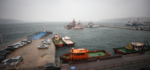 Fırtına nedeniyle transit gemi geçişlerine kapatılan Çanakkale Boğazı'nda feribot seferleri de durduruldu