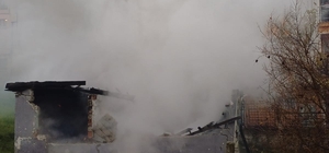 Çayırova'da yangın çıkan gecekondu kullanılamaz hale geldi