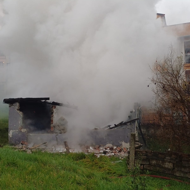Çayırova'da yangın çıkan gecekondu kullanılamaz hale geldi