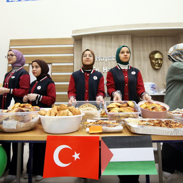 Darende'de imam hatip öğrencileri Gazze yararına kermes düzenledi