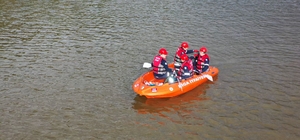 Biga'da itfaiyeciler gölette kurtarma tatbikatı yaptı