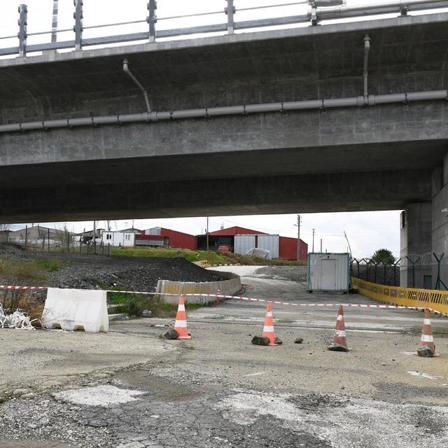 Lapseki'de sanayi sitesinin girişine ağır tonajlı araçlar için yeni yol açı...