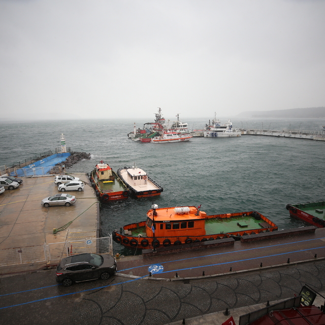 Fırtına nedeniyle transit gemi geçişlerine kapatılan Çanakkale Boğazı'nda f...