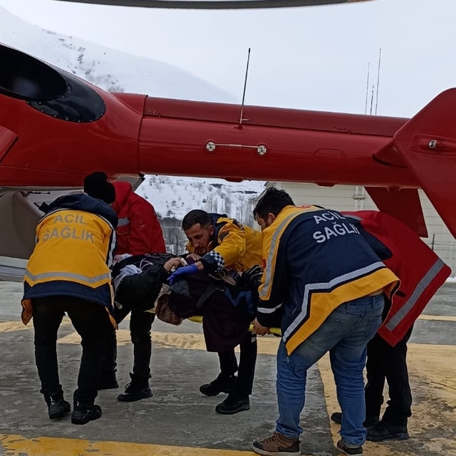 Van'da göğüs ağrısı şikayeti olan hasta ambulans helikopterle hastaneye ula...